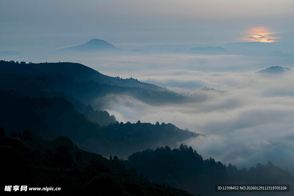 山间云海日出美景