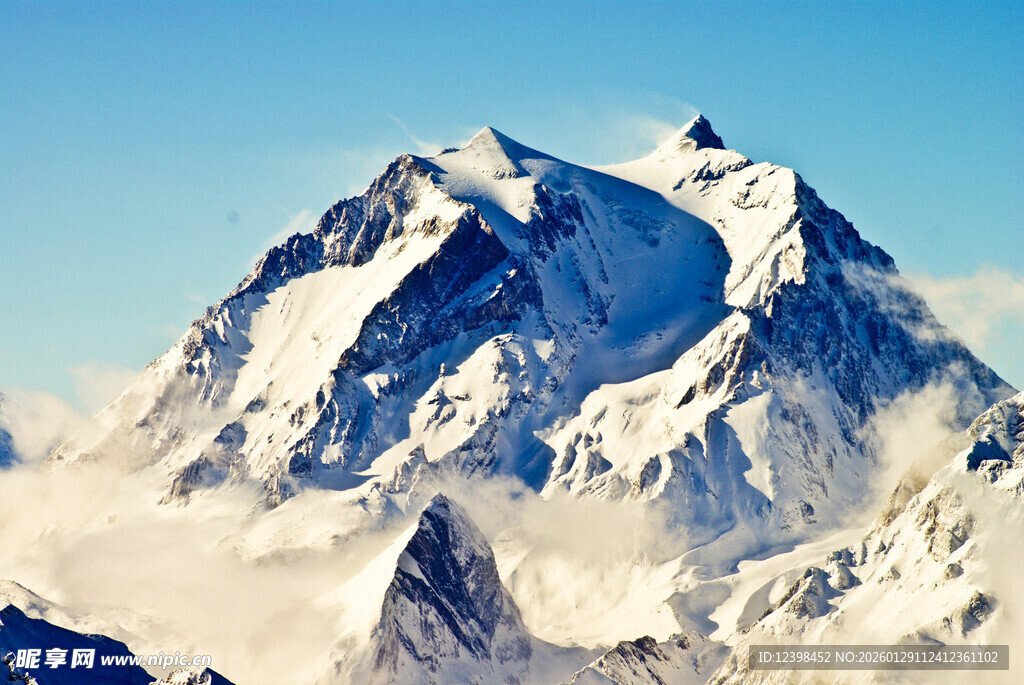 巍峨雪山
