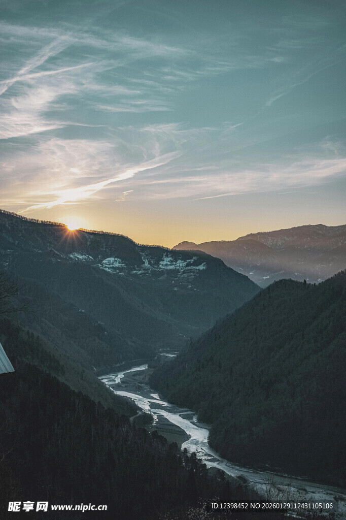 山间河谷日落美景