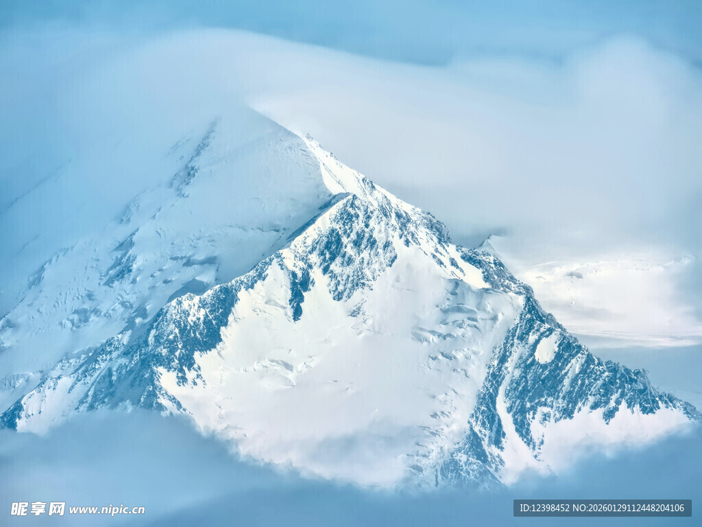 巍峨雪山壮丽景致