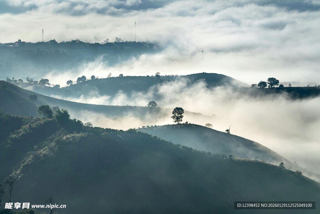 山间云雾缭绕的壮美景色