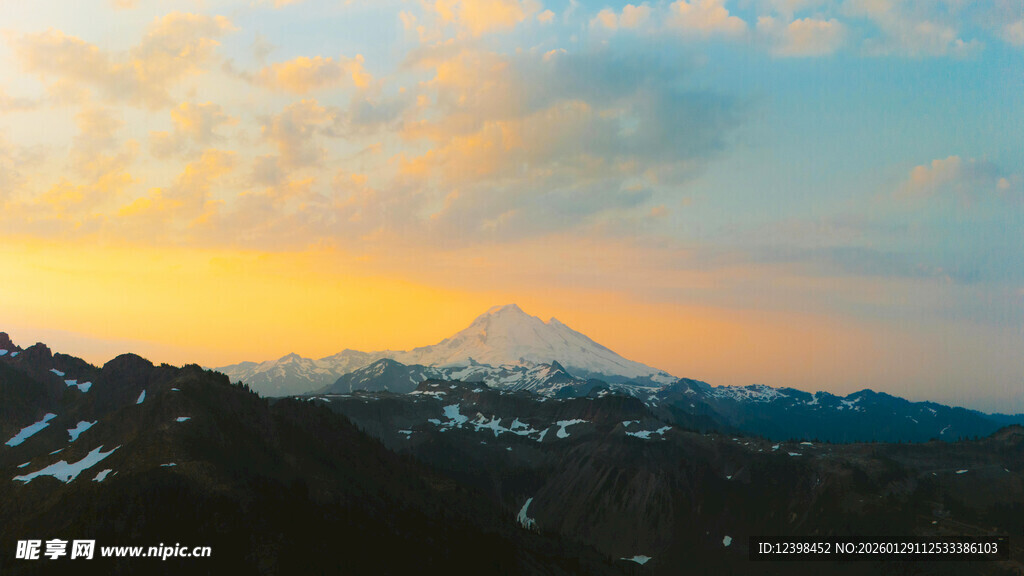 壮丽山景中的绚烂日落
