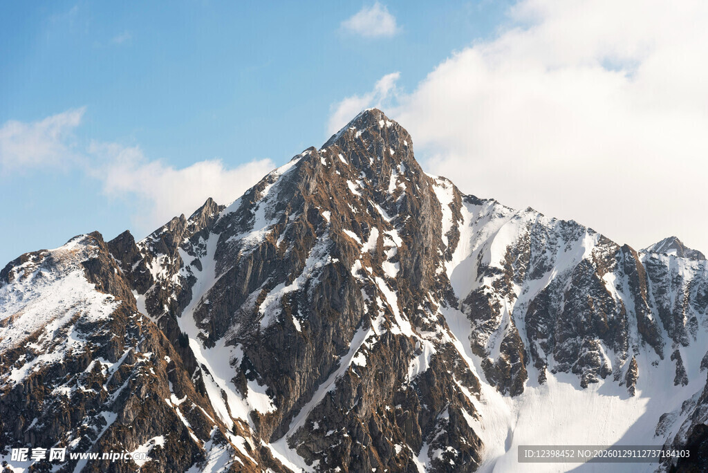 巍峨雪山壮丽景致