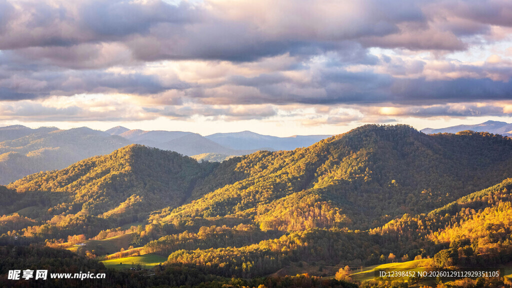 秋日壮美山峦风景