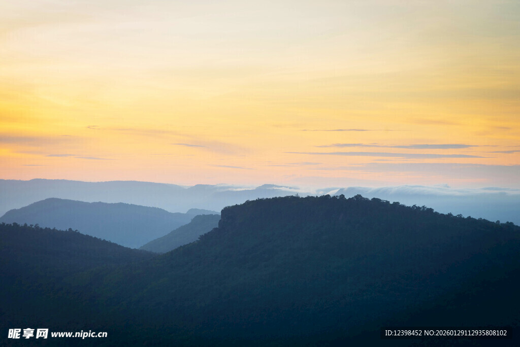 黄昏下的连绵山峦