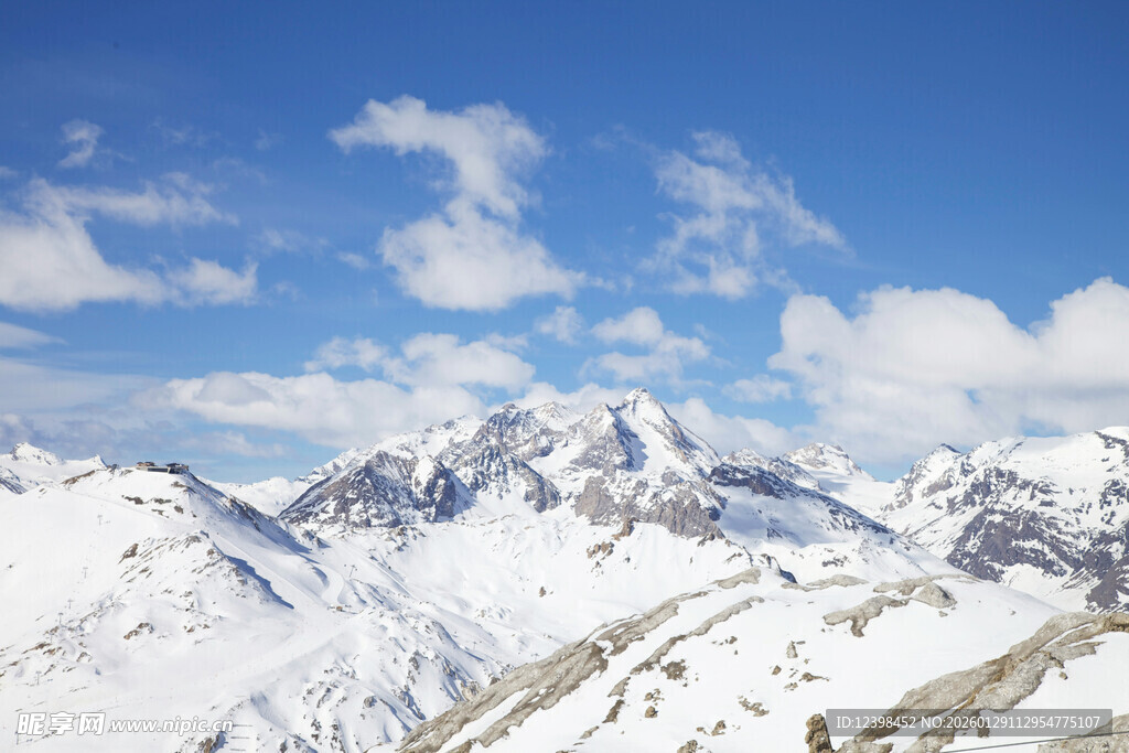 雪山蓝天壮丽风光
