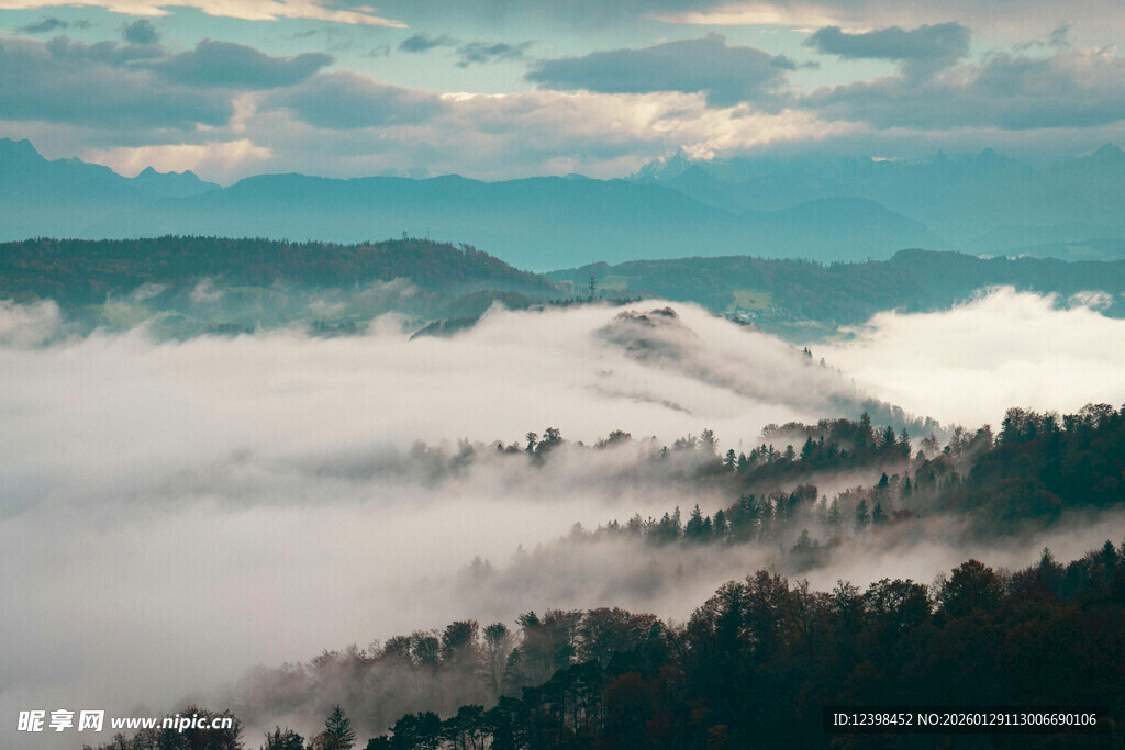 山间云雾缭绕的壮美景色