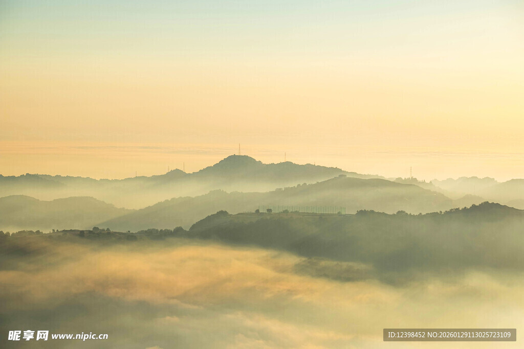 山间晨雾缭绕的壮美景色