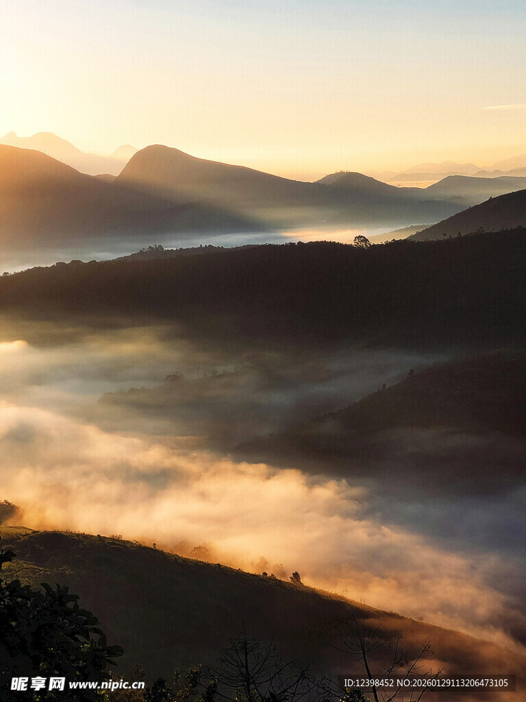 山间晨雾中的壮丽日出景色