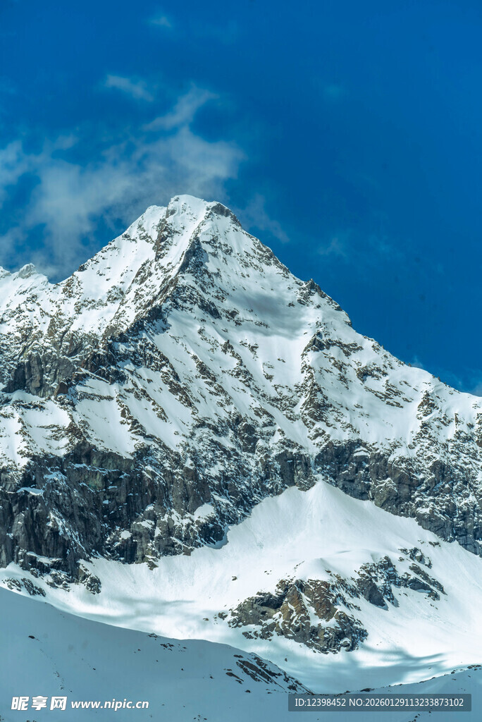 巍峨雪山壮丽景致