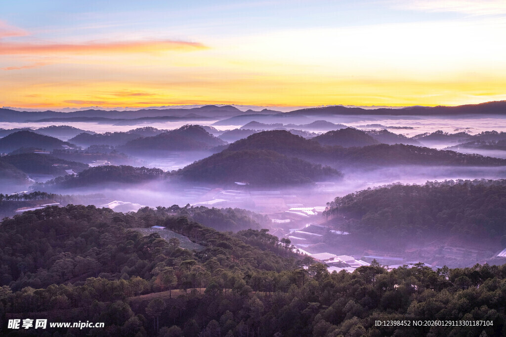山间晨雾中的壮丽日出景色
