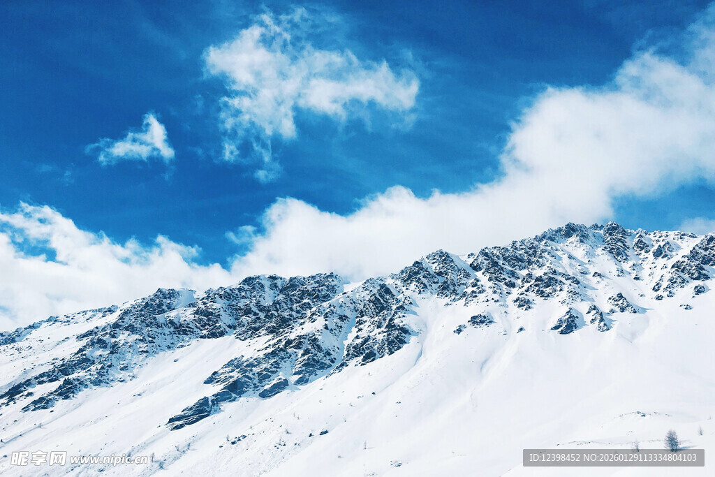 雪山蓝天壮丽景致