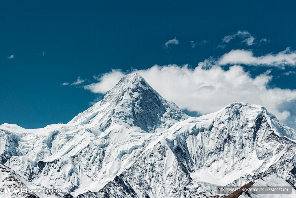 巍峨雪山壮丽景致