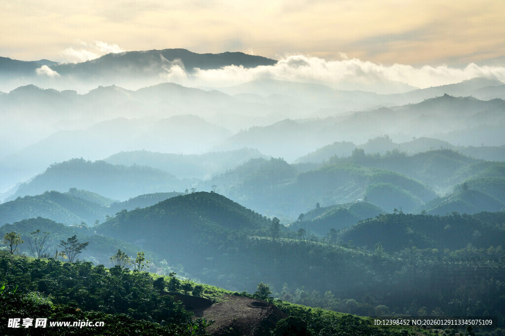 山峦云海间的壮美风光