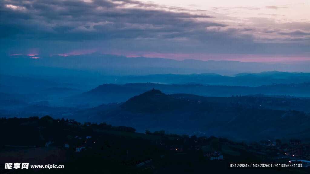 黄昏下的山峦美景