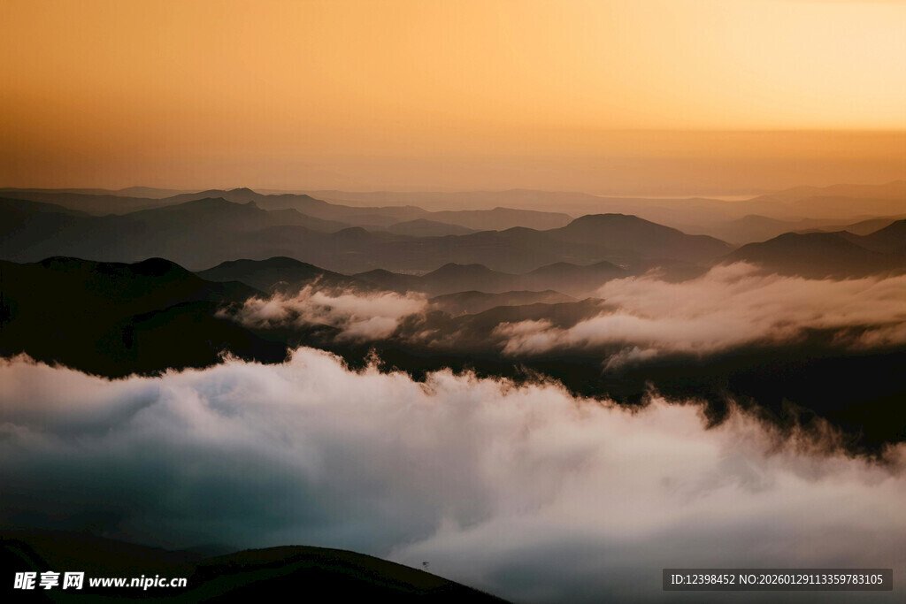 日出云海间壮丽美景