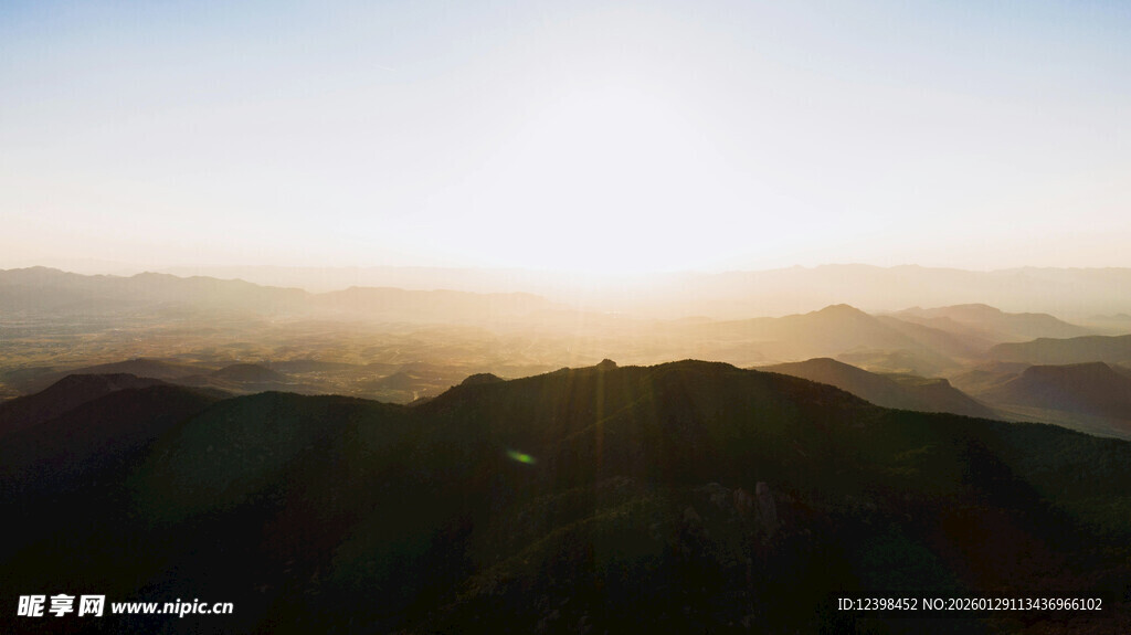 日出时分的山峦美景