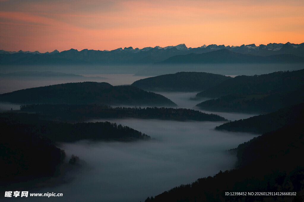 山间晨雾中的壮丽日出景观