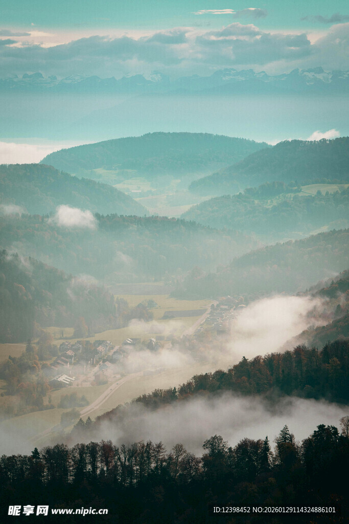 山间晨雾缭绕的美丽景致