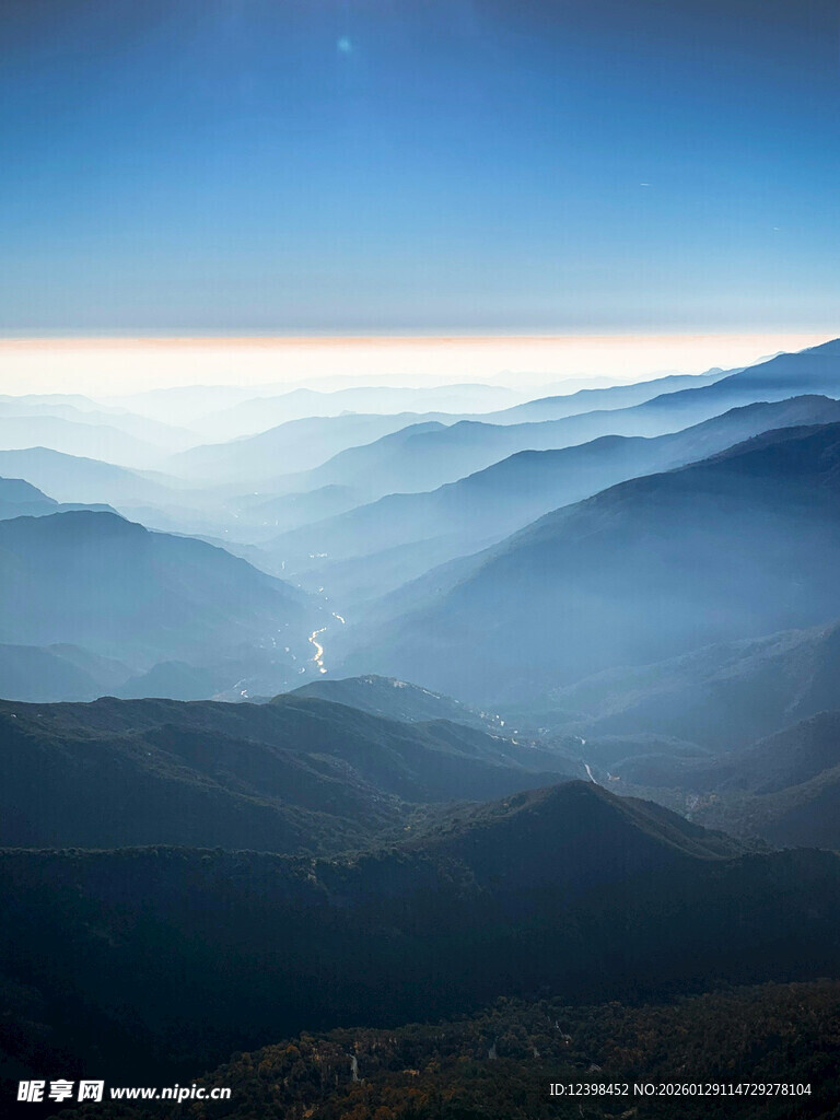 山峦云海间的壮美景色