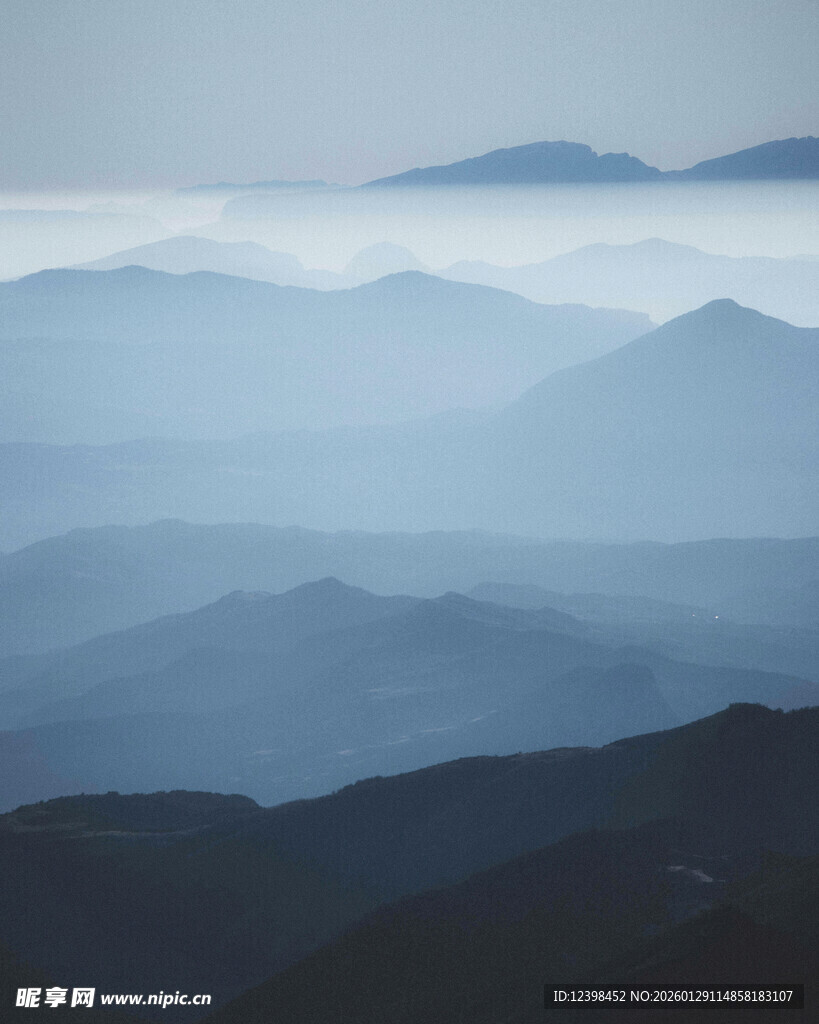 山间晨雾缭绕的壮美景色