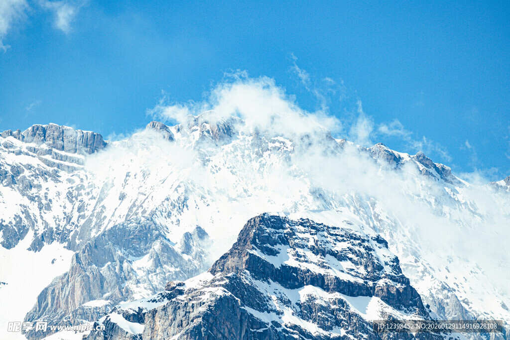 巍峨雪山映蓝天