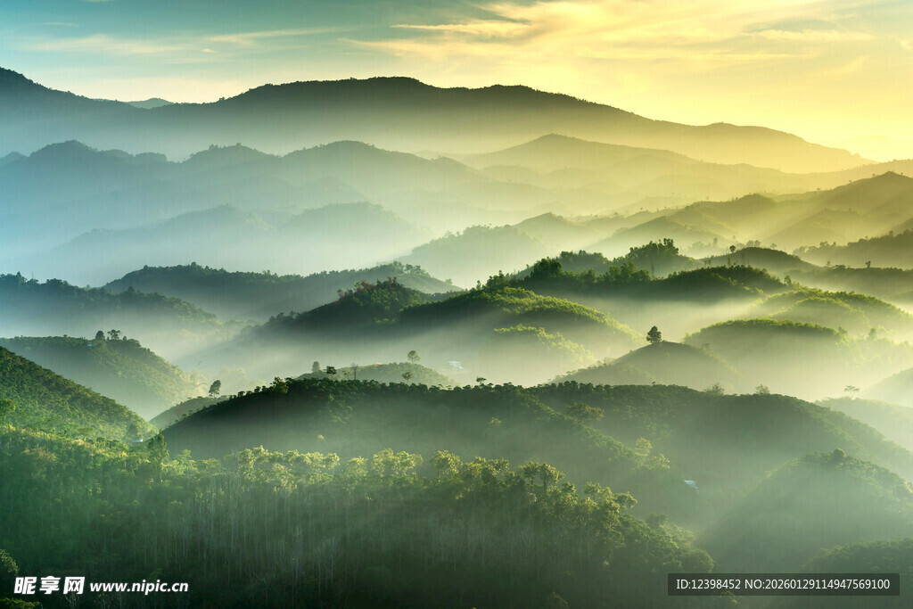 山间晨雾弥漫的壮美景色