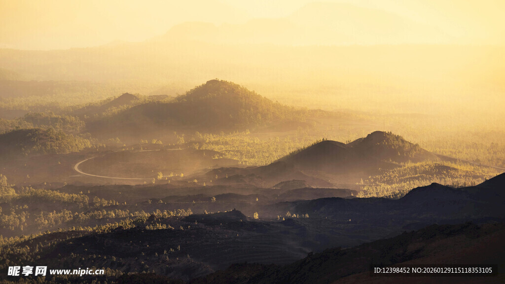 金色霞光下的连绵山峦