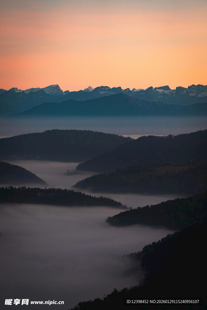 山间晨雾中的壮丽日出景观