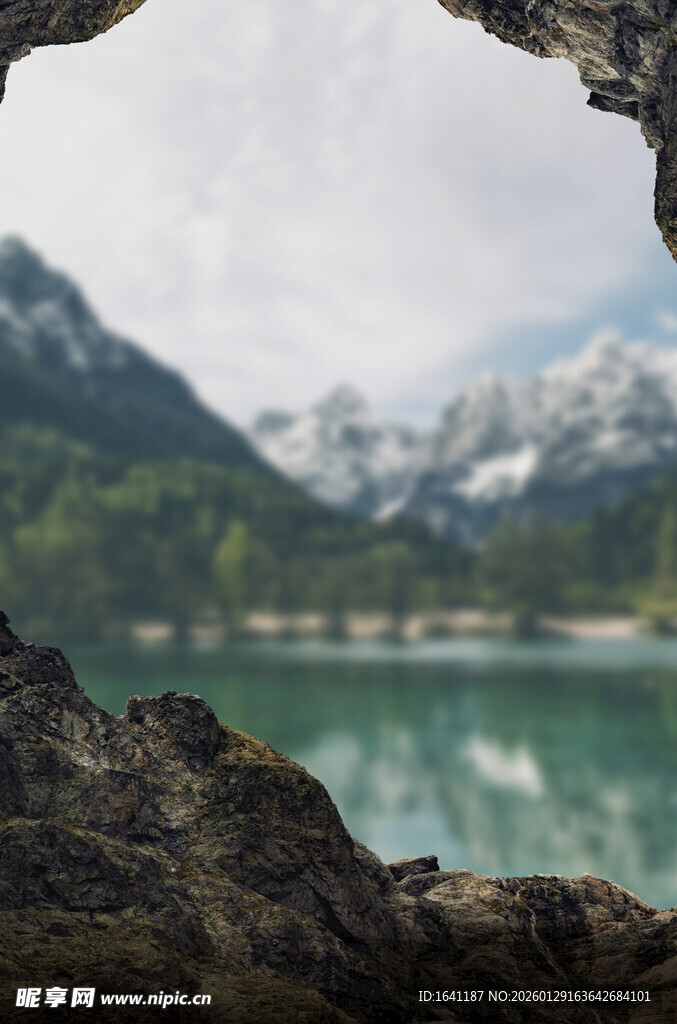 透过石隙看山水美景