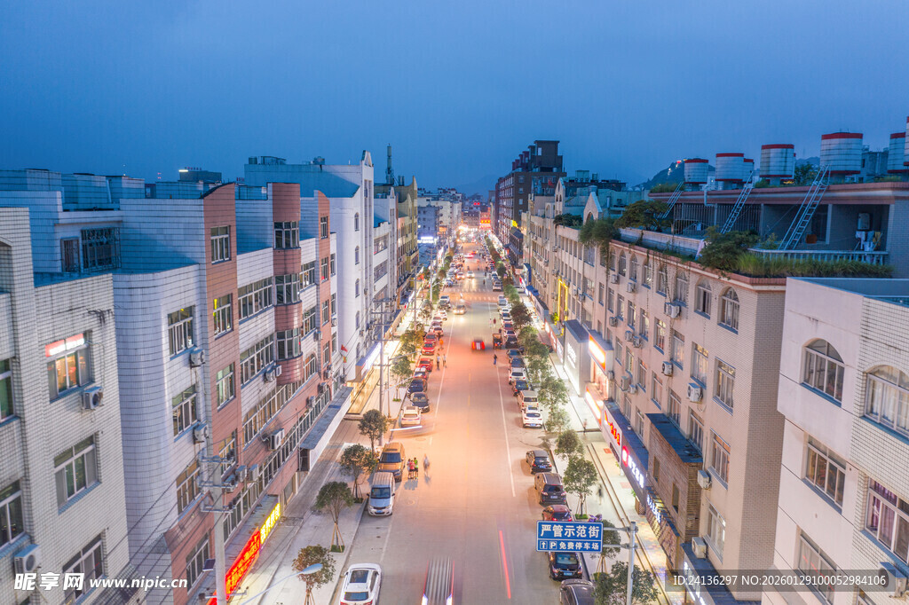 北白象镇城市街道黄昏时的景象