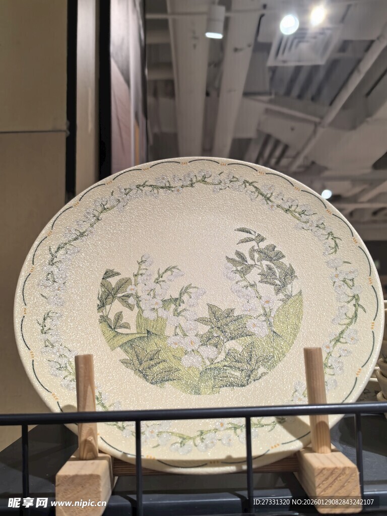 古典花纹精美瓷盘展示