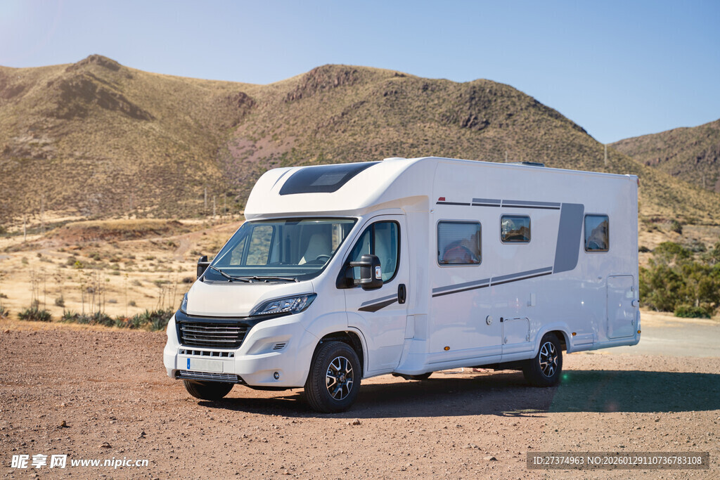 白色旅居房车