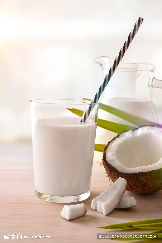 一杯椰奶与新鲜椰子