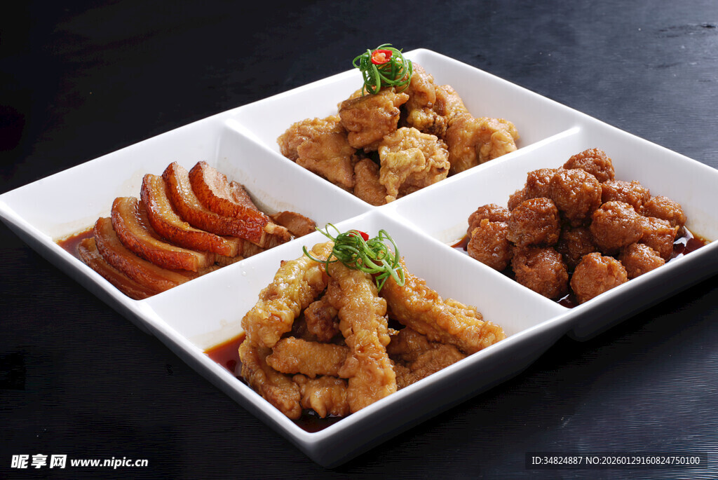 四格盘装多样美味炸物