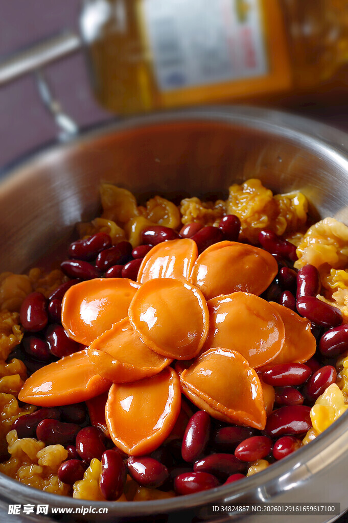 多彩食材炖煮的美味菜肴