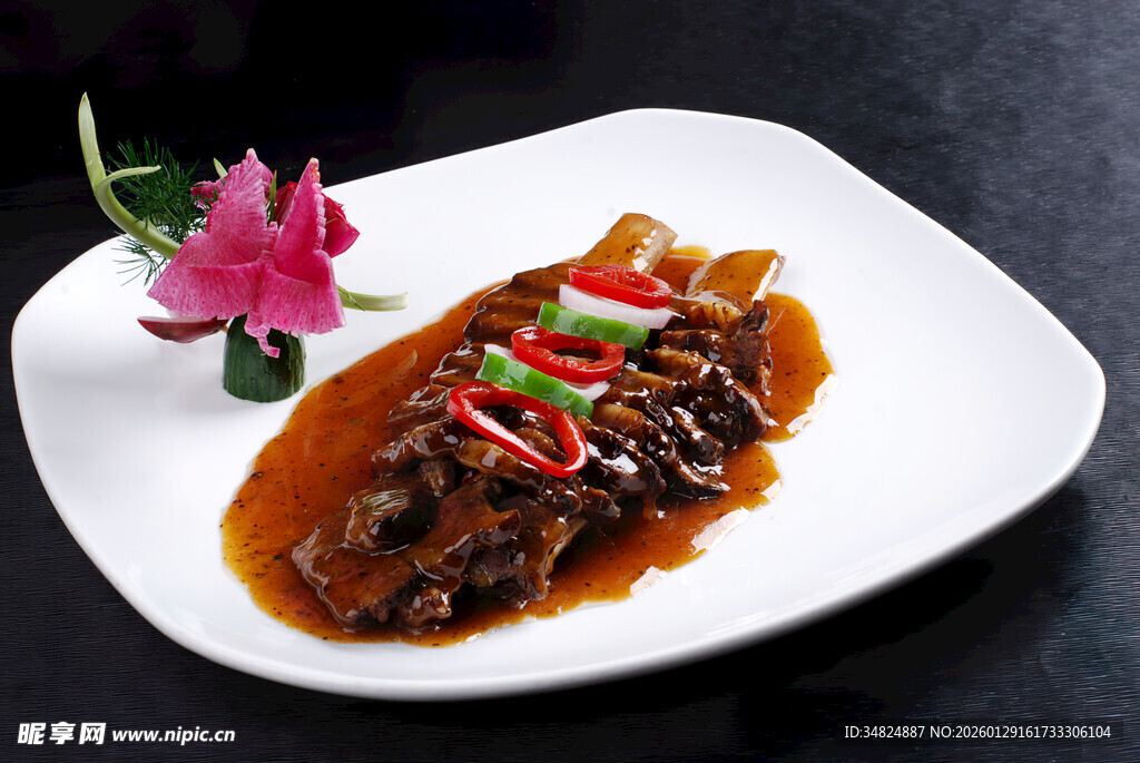 红烧鱼块摆花饰