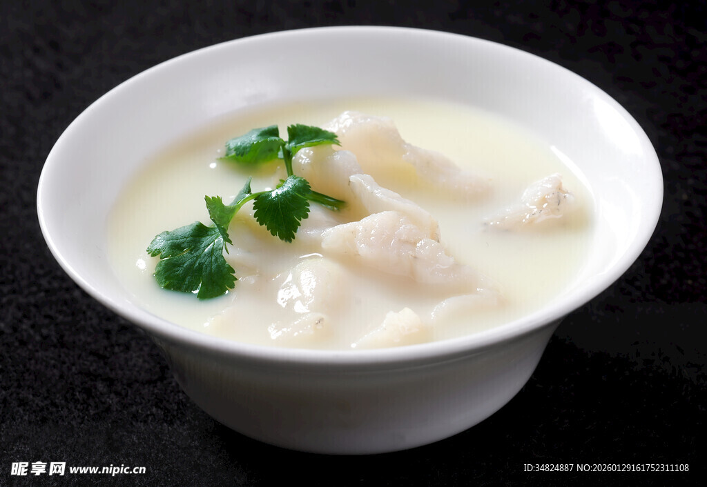 奶白色鱼丸汤