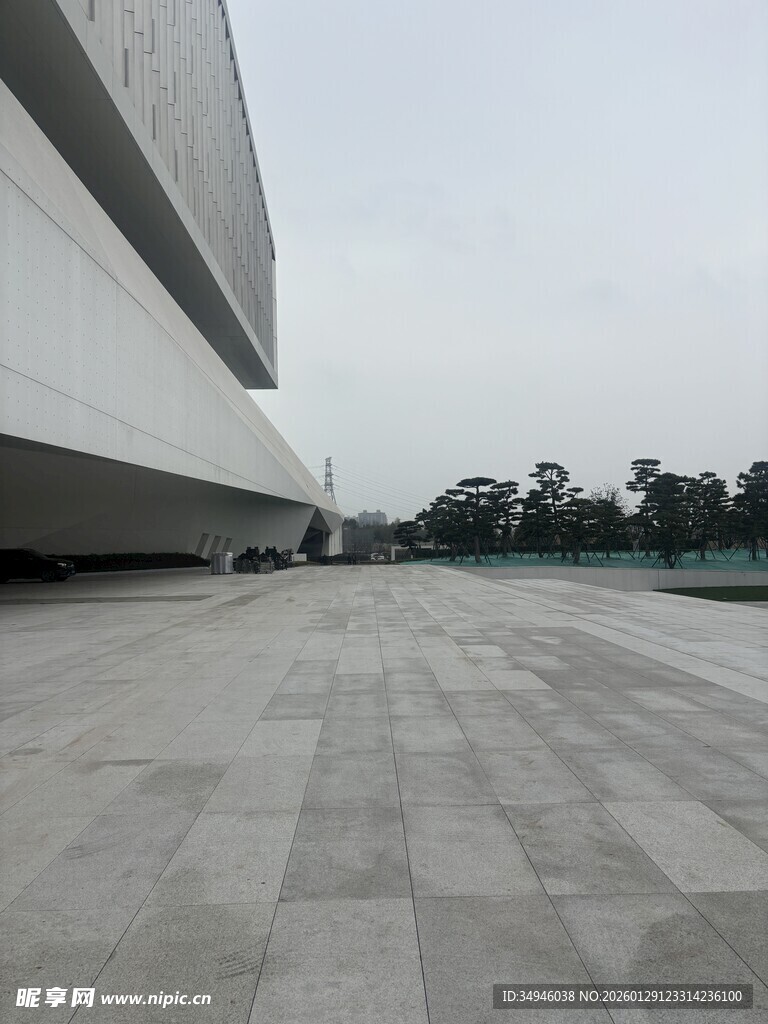 现代建筑前的开阔广场