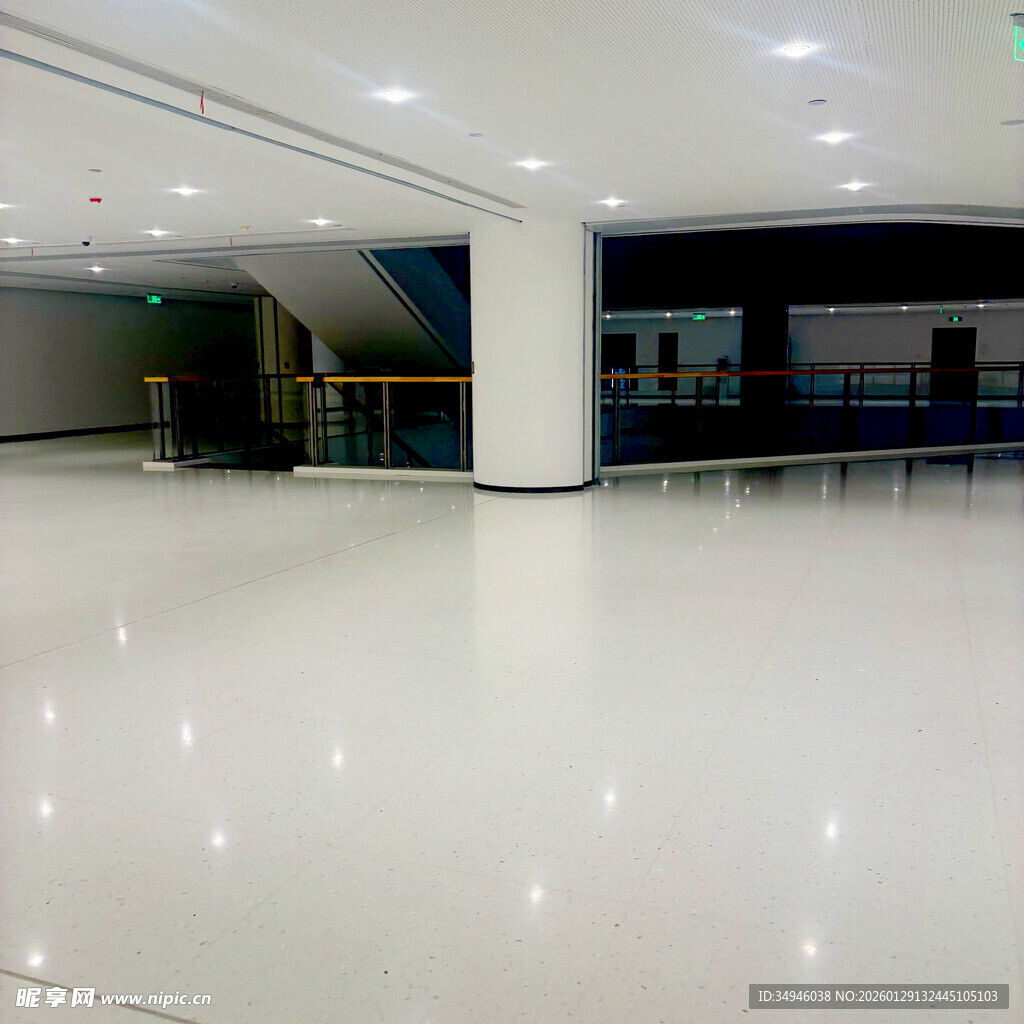 宽敞明亮的室内空旷空间