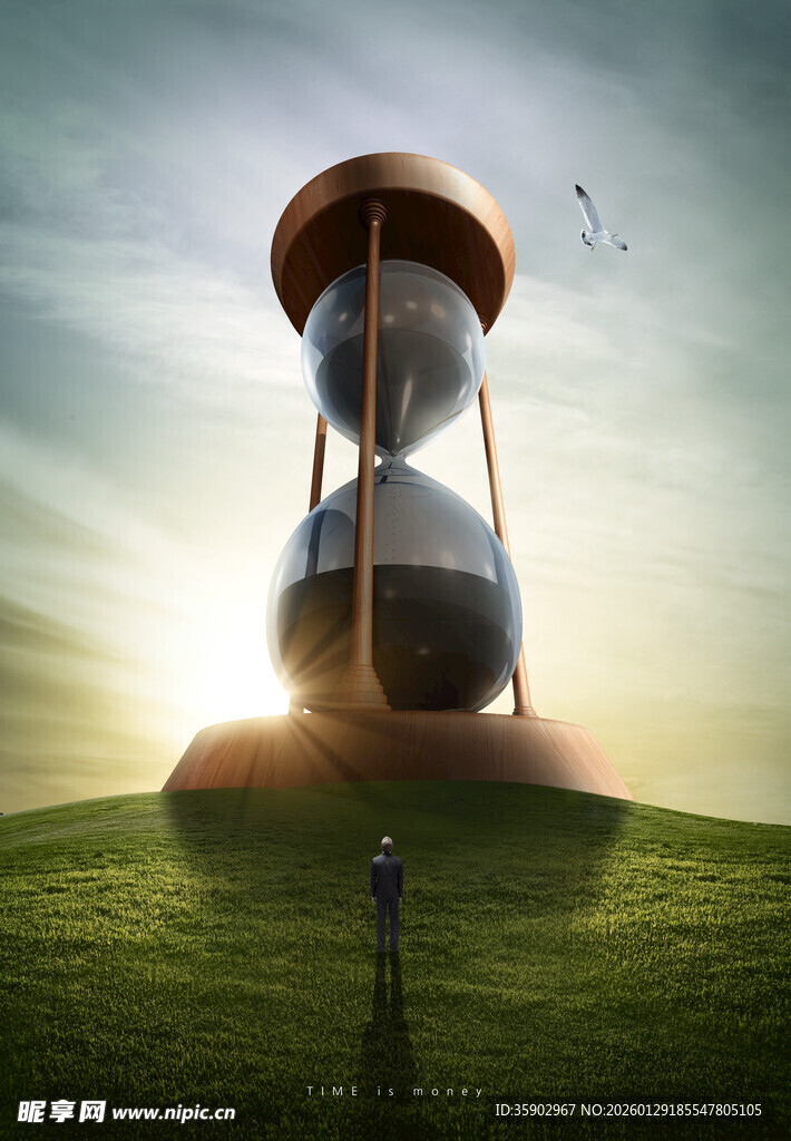 夕阳下的沙漏立于绿草地