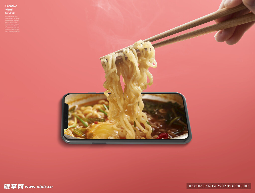 筷子夹起美味热气腾腾面条