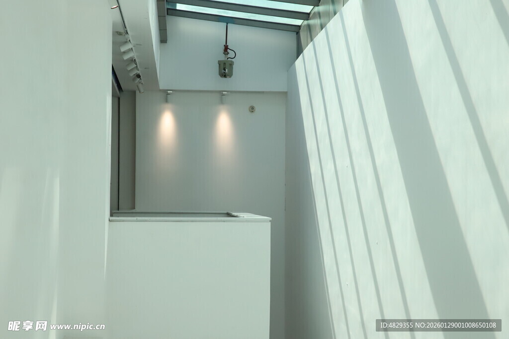 简约白色室内狭长过道空间