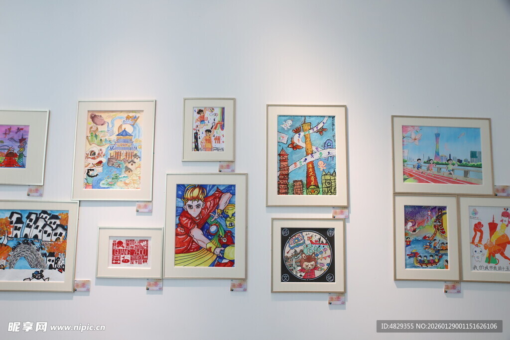 墙上多彩画作展示