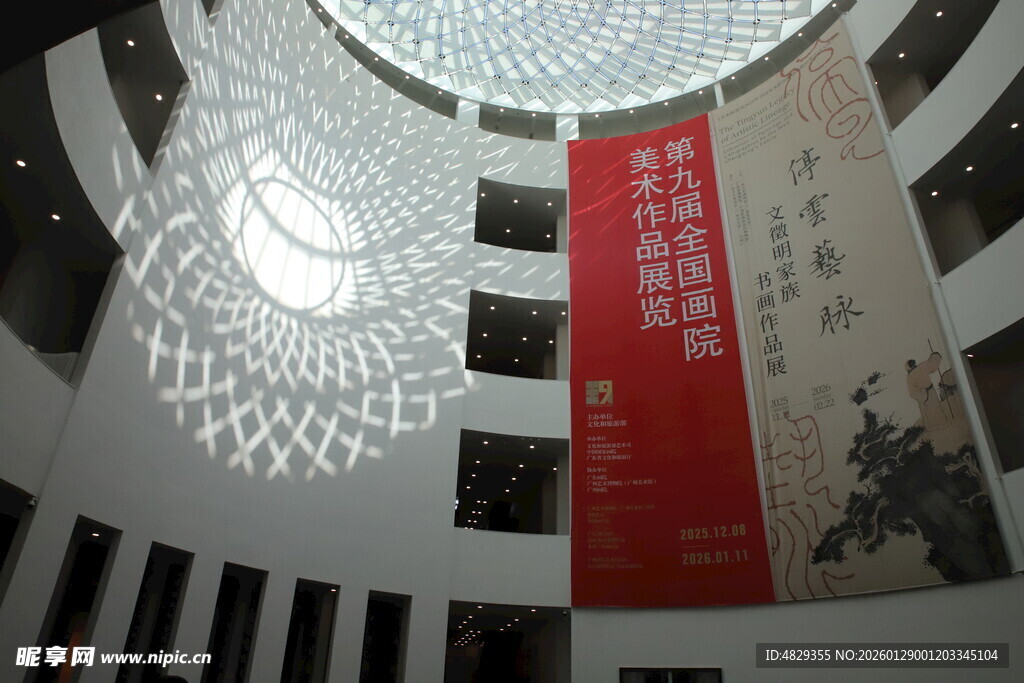 中式大厅内的华丽吊灯装饰