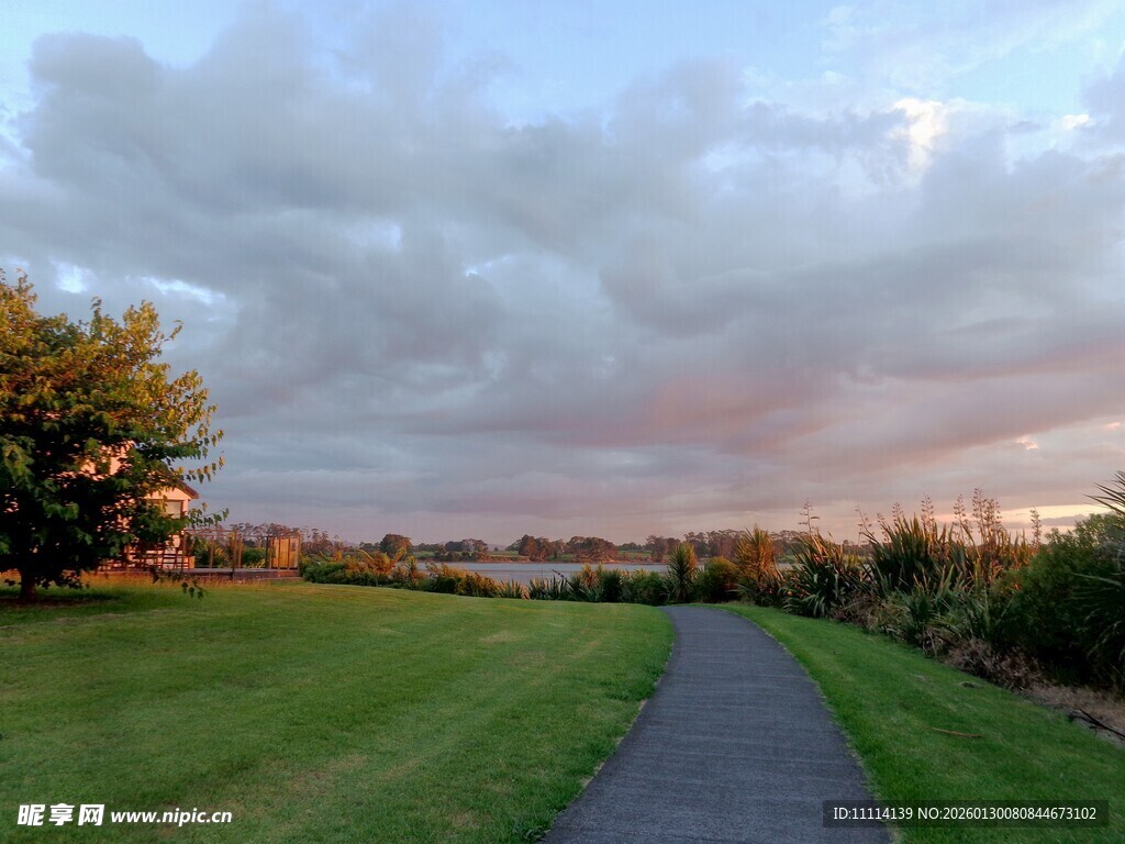 黄昏时分的海滨小镇