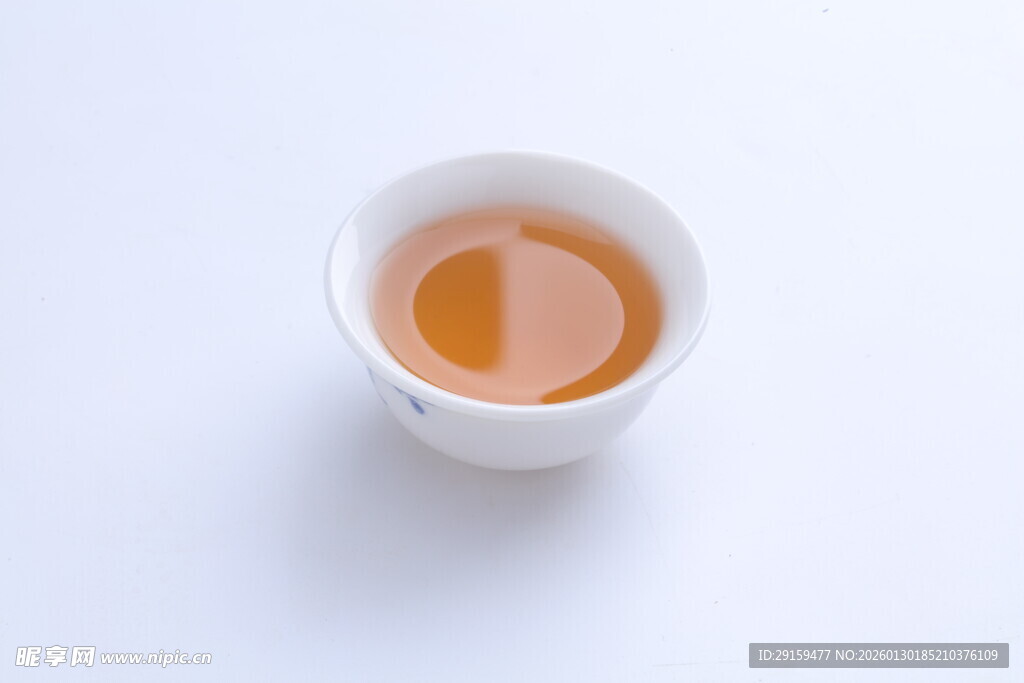 白色小杯中的淡黄色液体