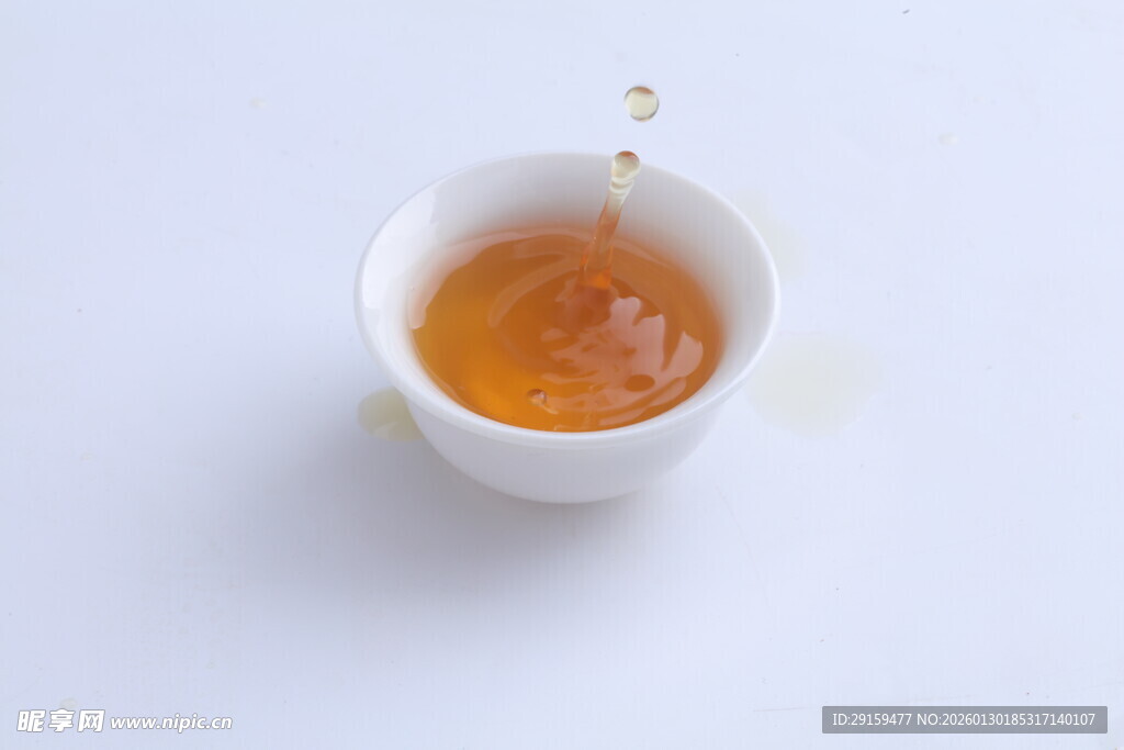 白瓷杯中琥珀色茶汤
