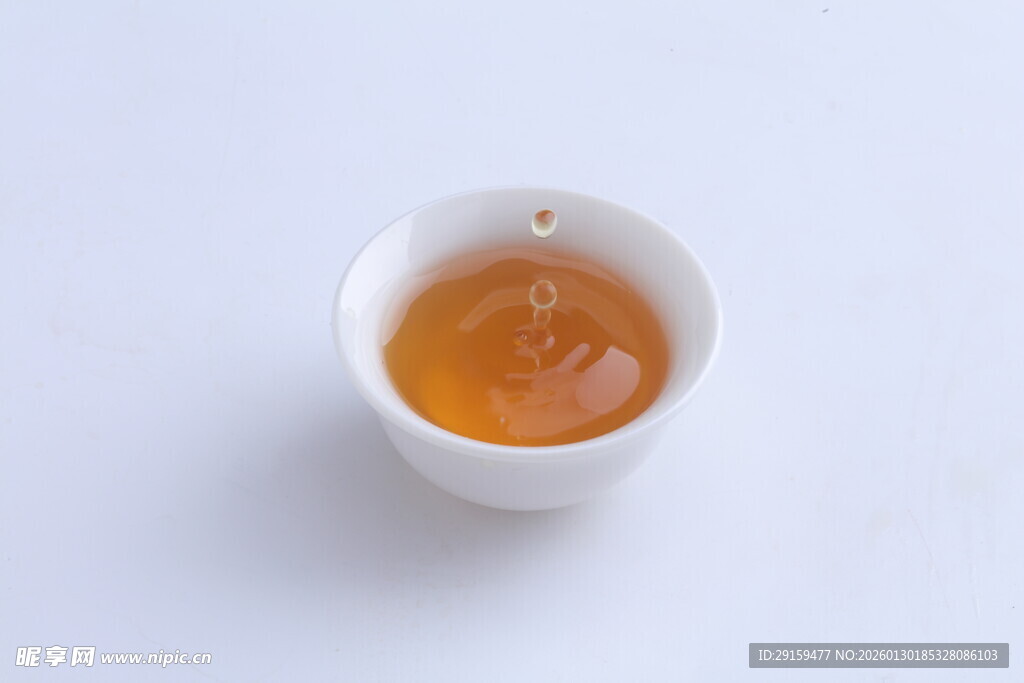 白色小杯中的琥珀色液体