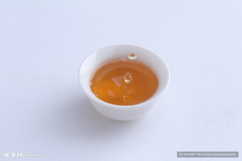 白色小碗中的橙色液体